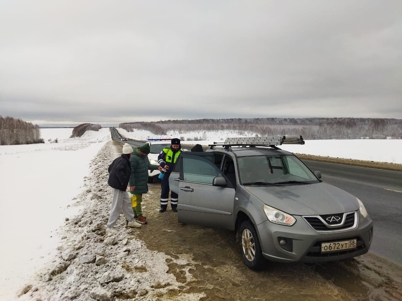Пензенские автоинспекторы помогли водителю с пустым баком на трассе М5