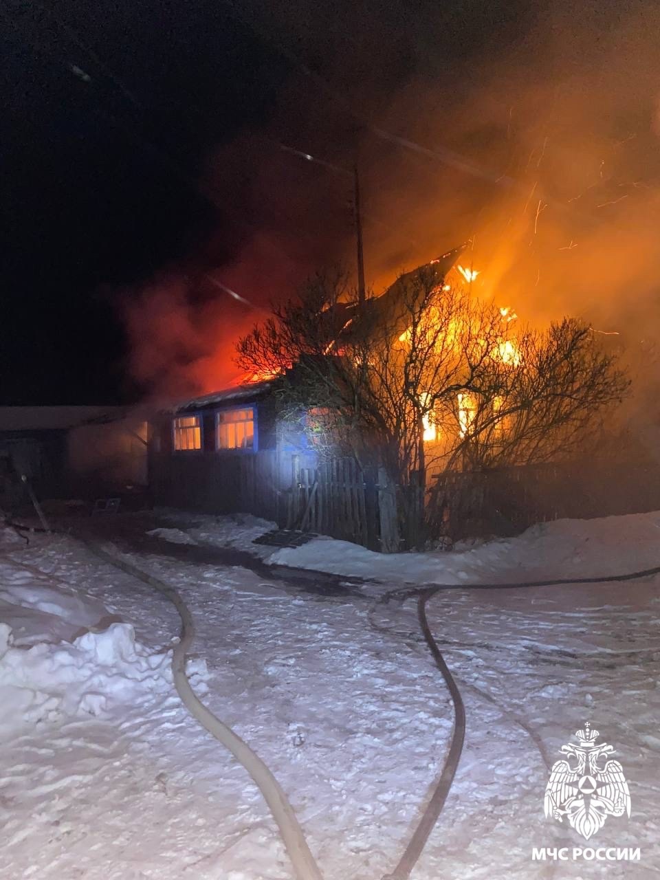 Появились фото с места смертельного пожара в Сосновоборском районе