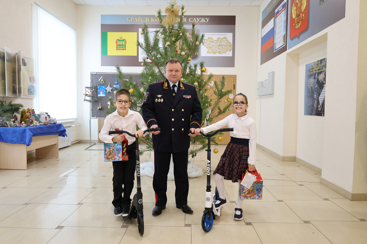 Глава пензенского УМВД исполнил новогодние мечты двойняшек
