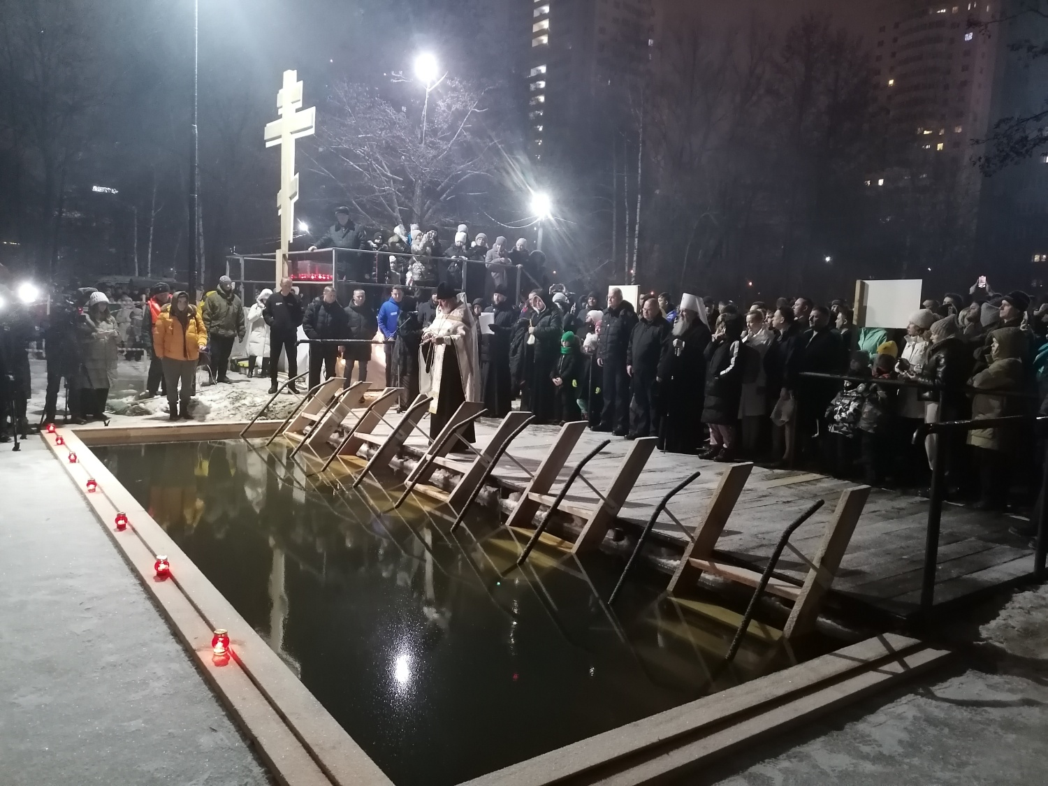 Более 1500 человек окунулись в крещенскую купель под присмотром спасателей