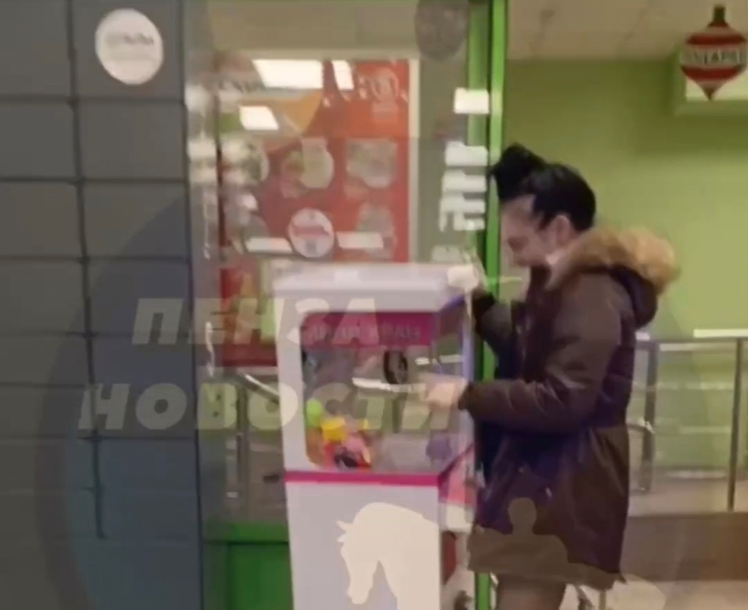 В Пензе нетрезвая женщина вскрыла автомат с игрушками