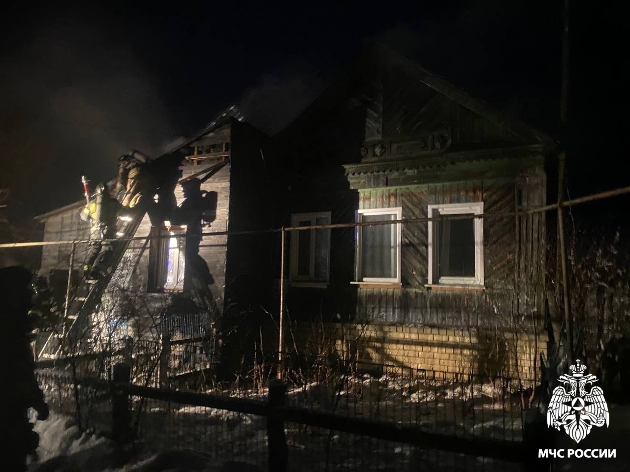 В Кузнецком районе пожар уничтожил дом на площади 80 квадратных метров