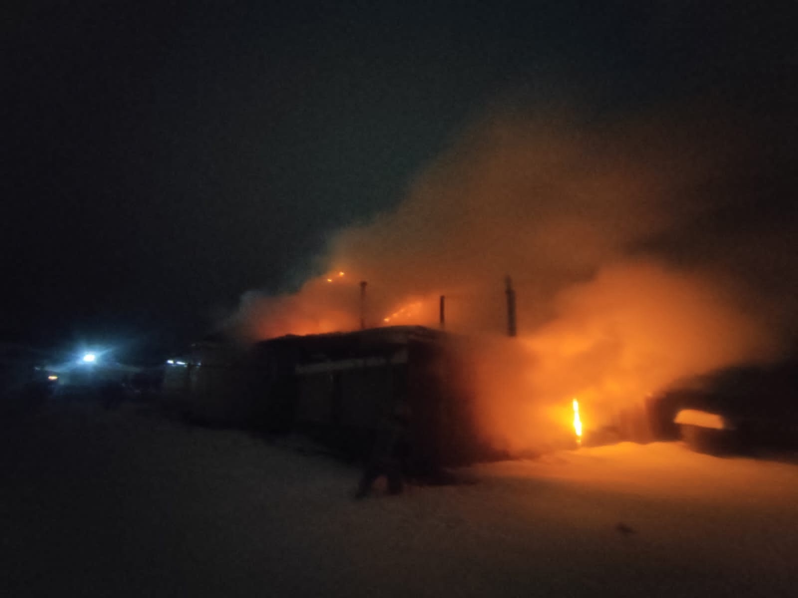 В Никольске пожар охватил крышу частного дома и постройки