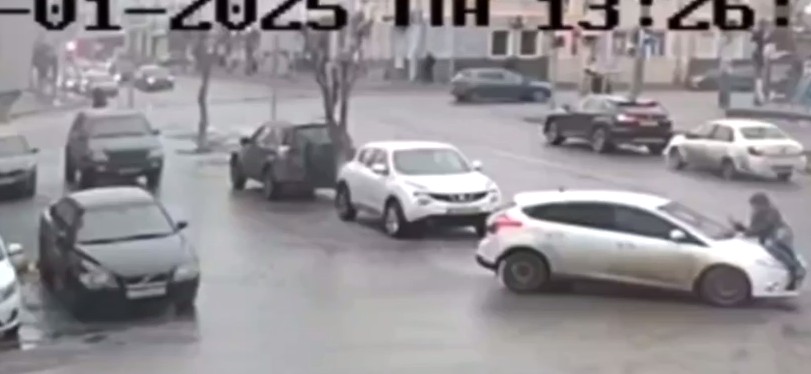 В Пензе мужчина прокатился на капоте автомобиля