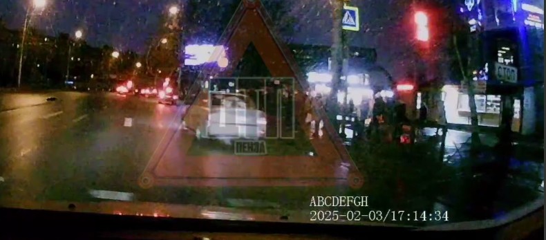 В Пензе водитель «Приоры» едва не сбил толпу пешеходов на «зебре»