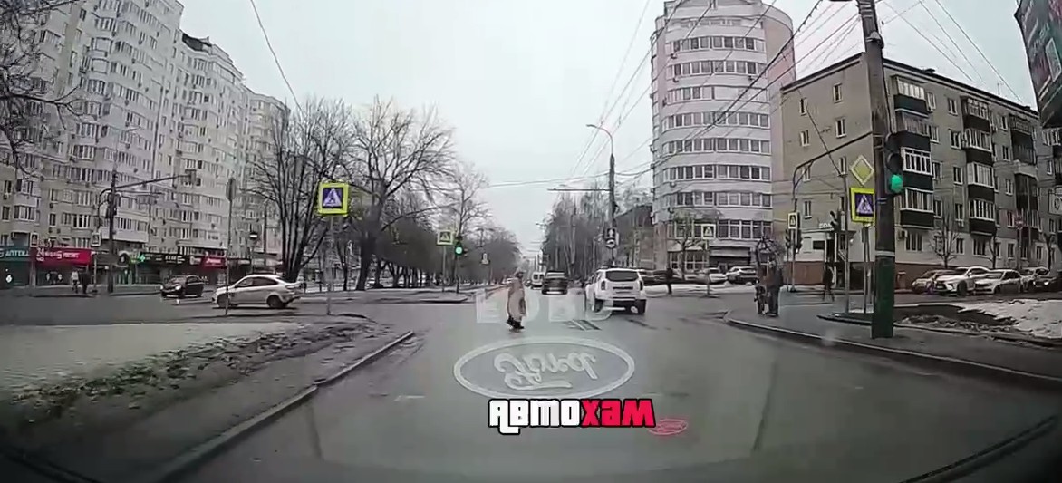 Пожилая пензячка чуть не попала под машину, переходя дорогу на красный свет