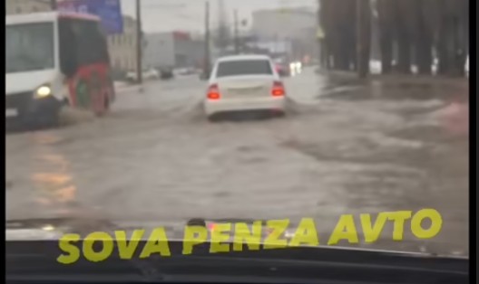 Пензу затопило дождем, улицы превратились в реки