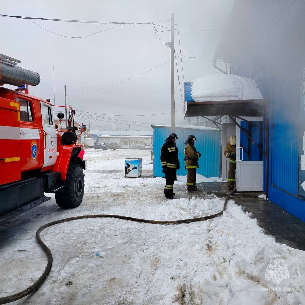 58-летний мужчина пострадал при пожаре на складе в Кузнецке