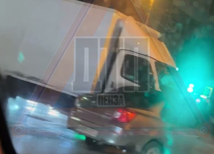 В центре Пензы грузовик столкнулся с легковушкой