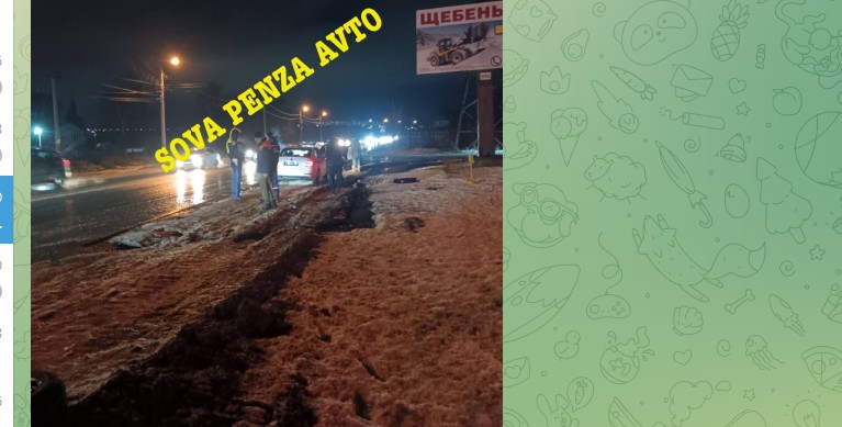 В Пензе на улице Строителей яма «съела» колеса трех автомобилей