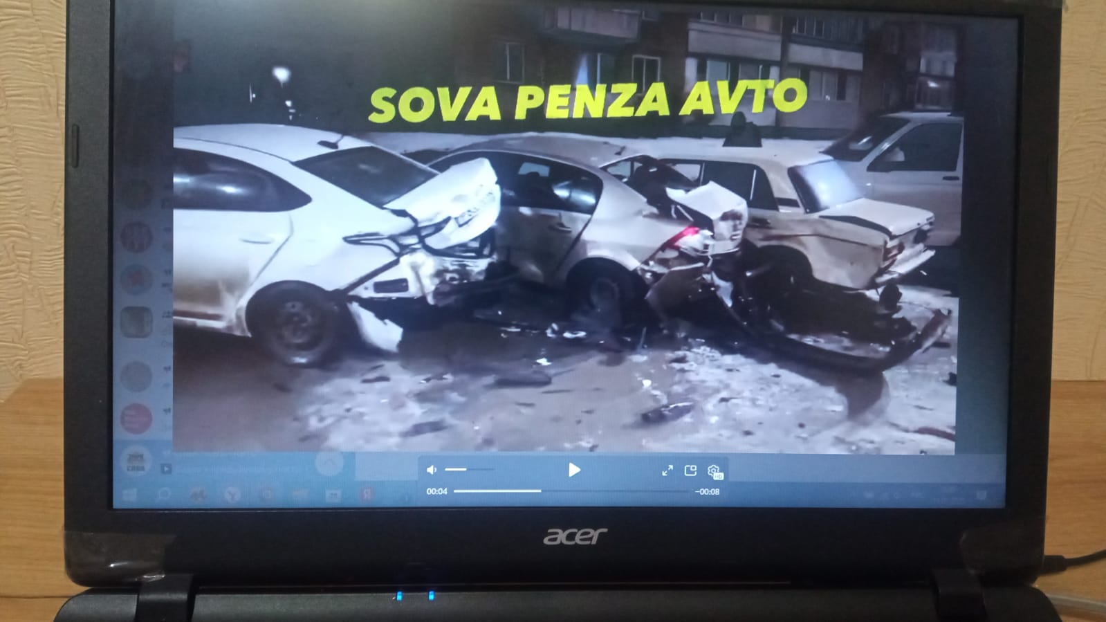 Неизвестный протаранил 7 авто на парковке в Заречном