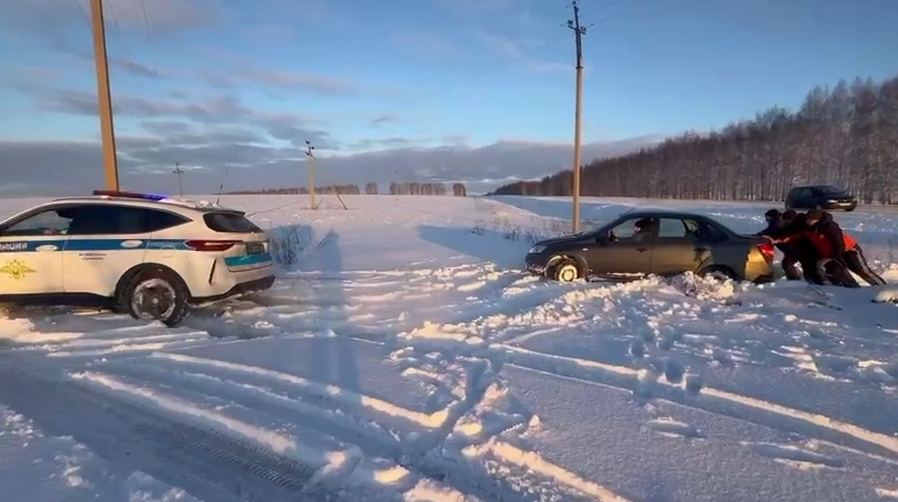 В Лунино автоледи на снежной дороге слетела в кювет