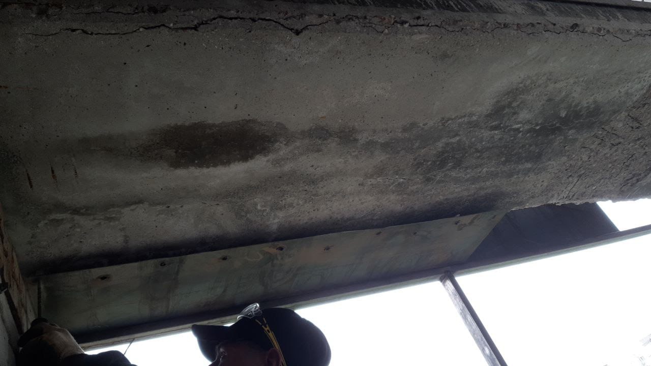 Над головами пензенцев на проспекте Строителей навис еще один аварийный балкон