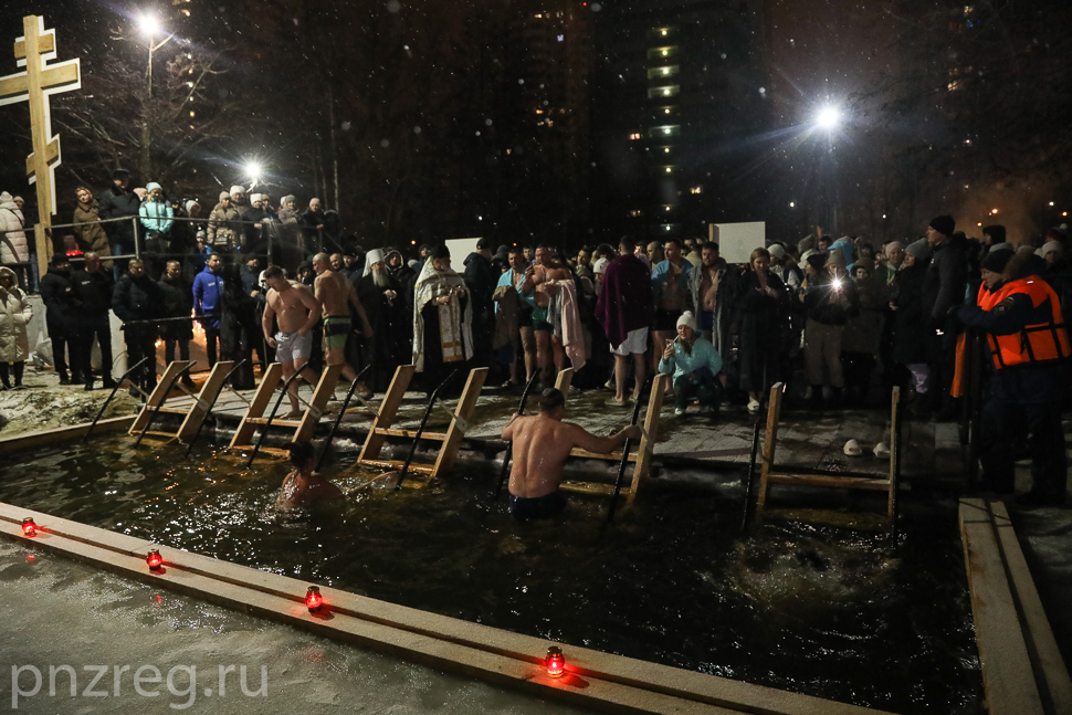 Отчаянные пензенцы купались на пляже ГПЗ в самодельной проруби