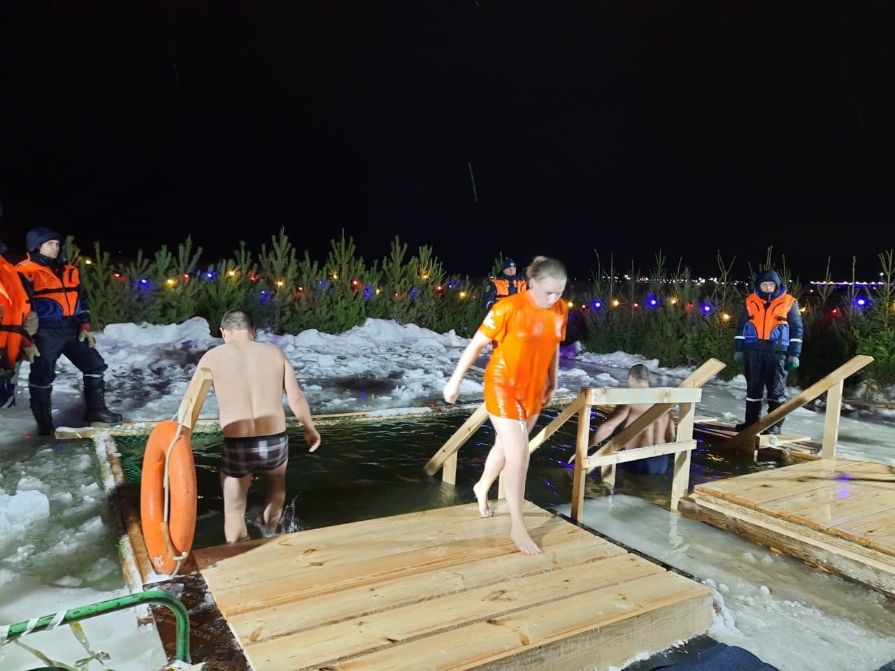 Крещенские купания: кому категорически нельзя окунаться в прорубь