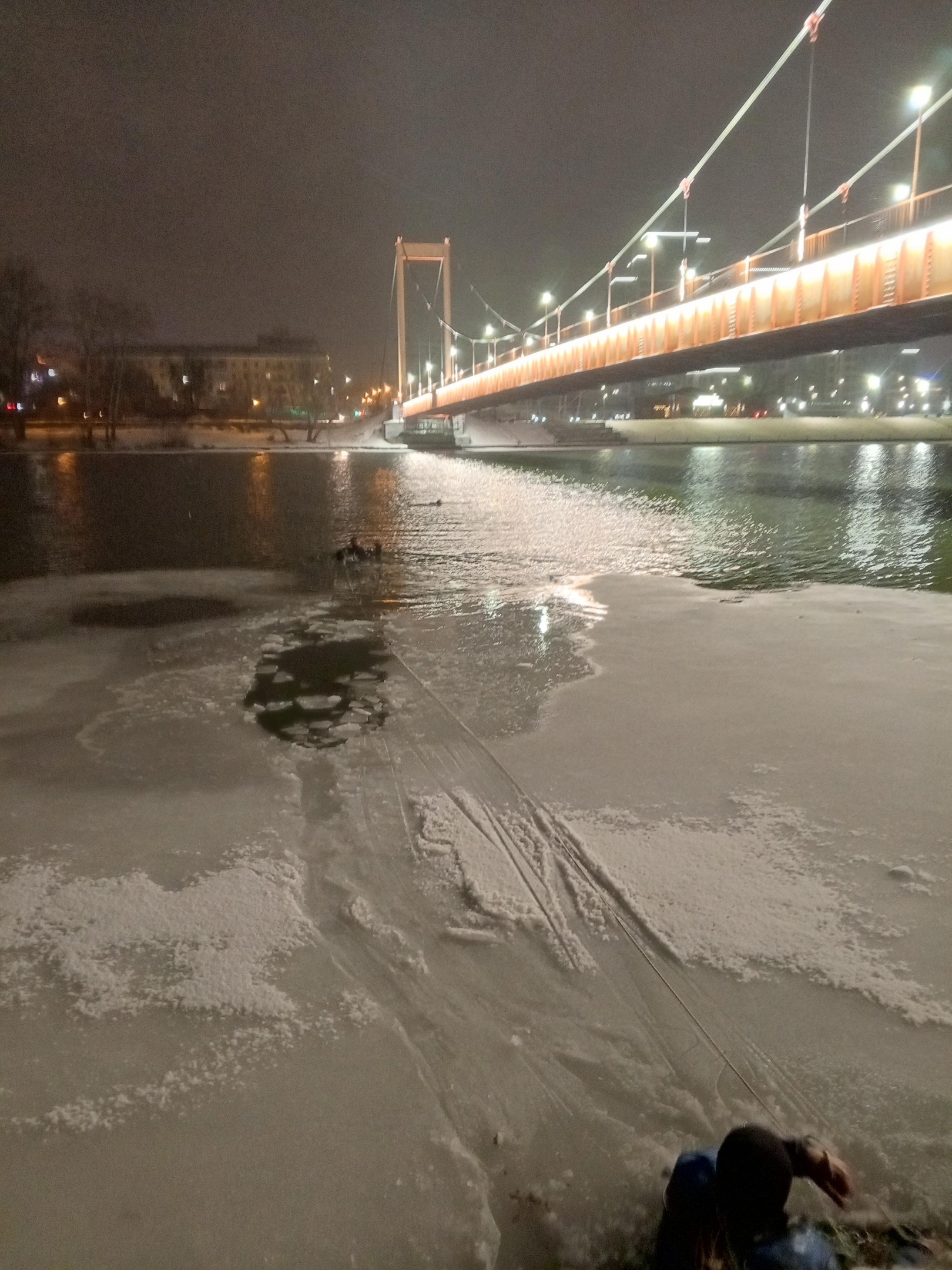 Ночью в Пензе спасатели вытащили из Суры тонущего человека