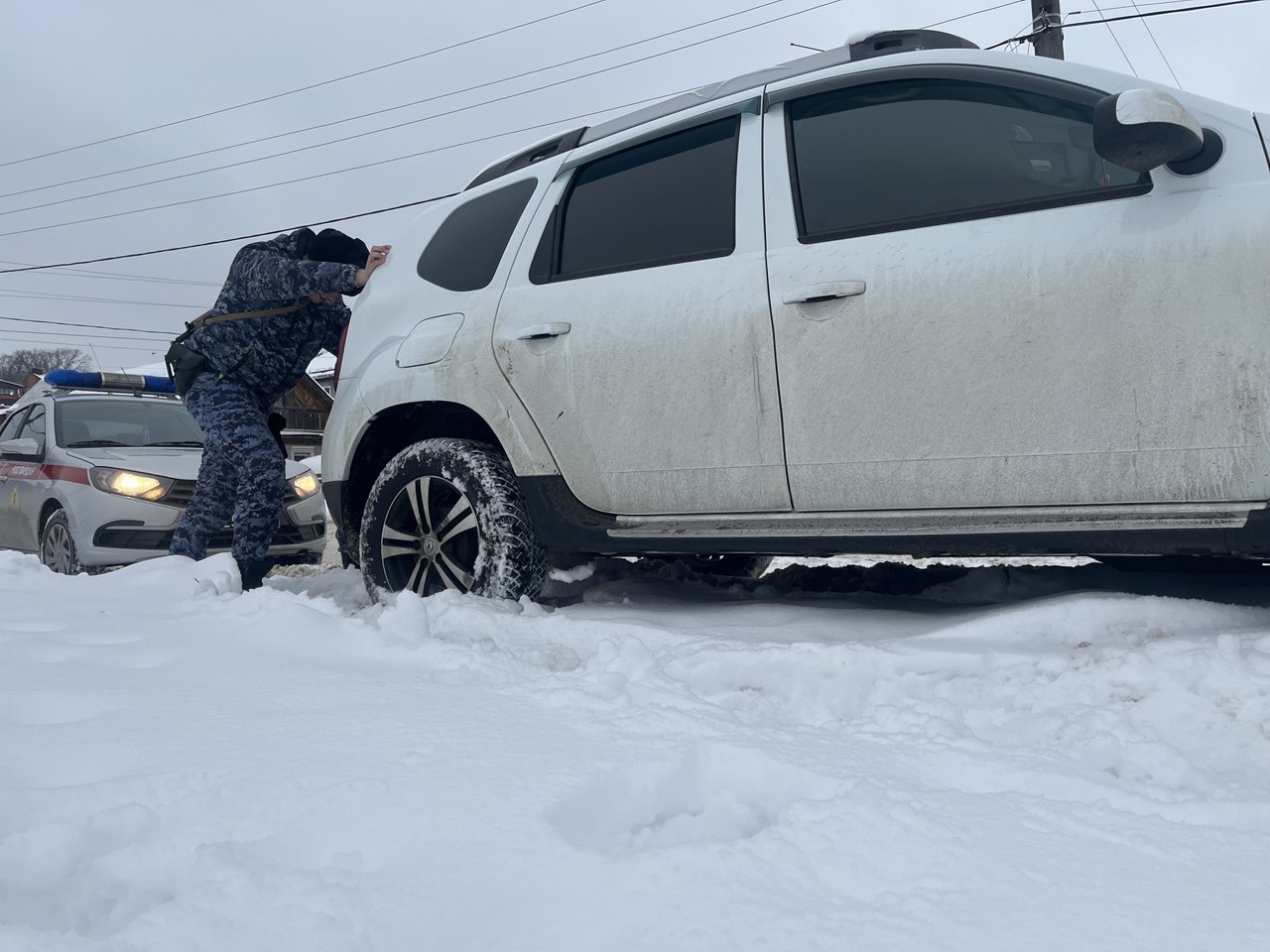 Росгвардейцы выручили молодоженов из снежного плена в Пензе