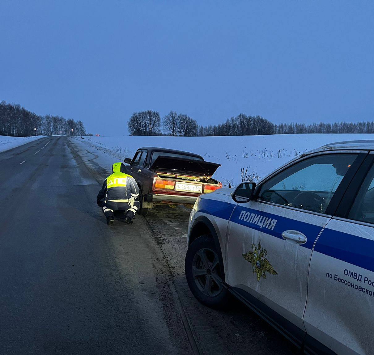 В Бессоновском районе автоинспекторы помогли водителю семерки с пробитым колесом