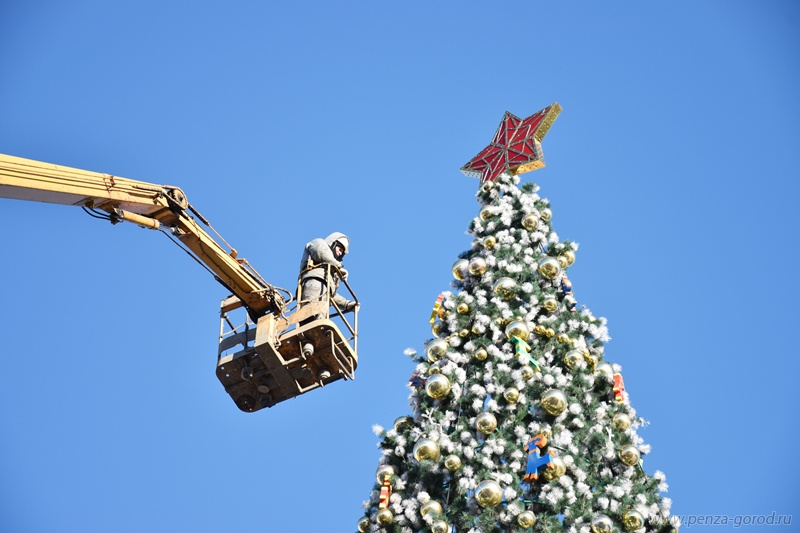В Пензе начали разбирать главную новогоднюю ёлку