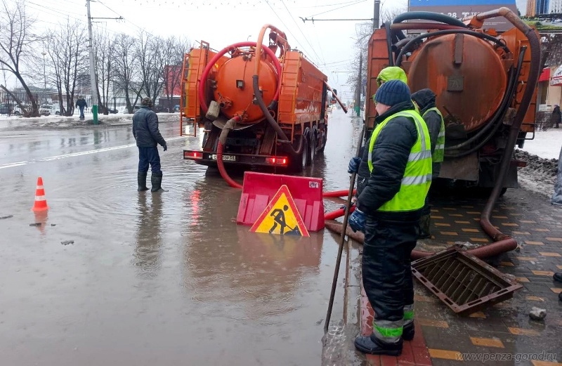 Оттепель превратила Пензу в Венецию, улицы затопило после дождя
