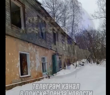 Соцсети: в Пензе обрушение крыши дома травмировало прохожего