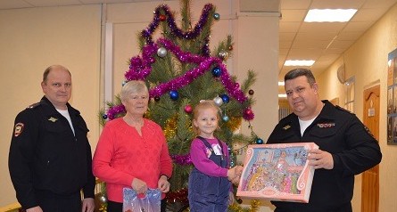 Полицейские исполнили новогоднюю мечту пятилетней девочки из Земетчинского района