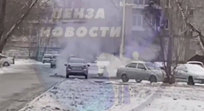 В Пензе на улице Луначарского вновь произошел прорыв теплотрассы