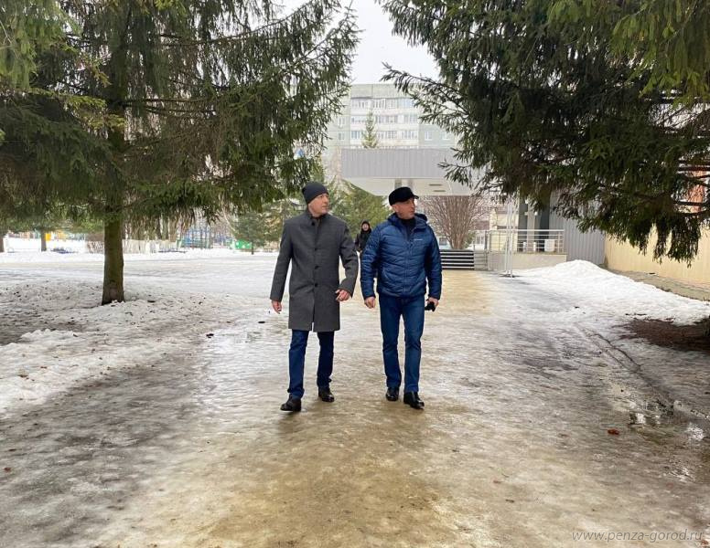 Олег Денисов проверили безопасность подходов к школам и детским садам