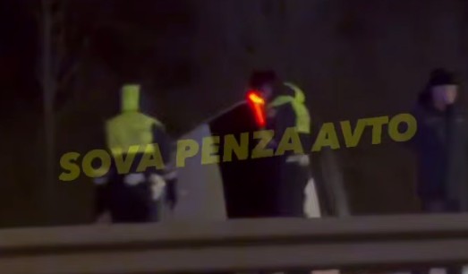 В пензенской Сосновке автомобиль вылетел с дороги и опрокинулся на бок