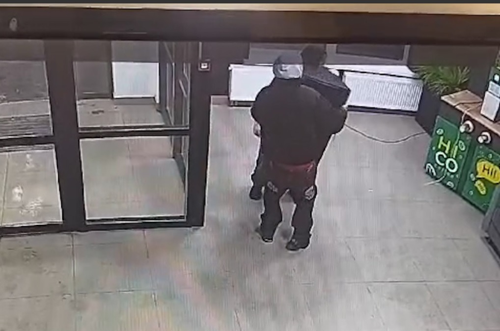 Двойная кража: в Пензе воры утащили кофейный аппарат и потеряли его