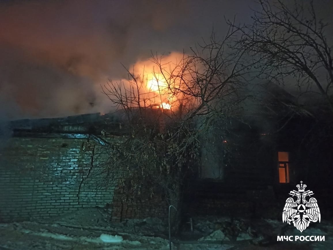 Появились фото с пожара в Кузнецке на улице Ленина