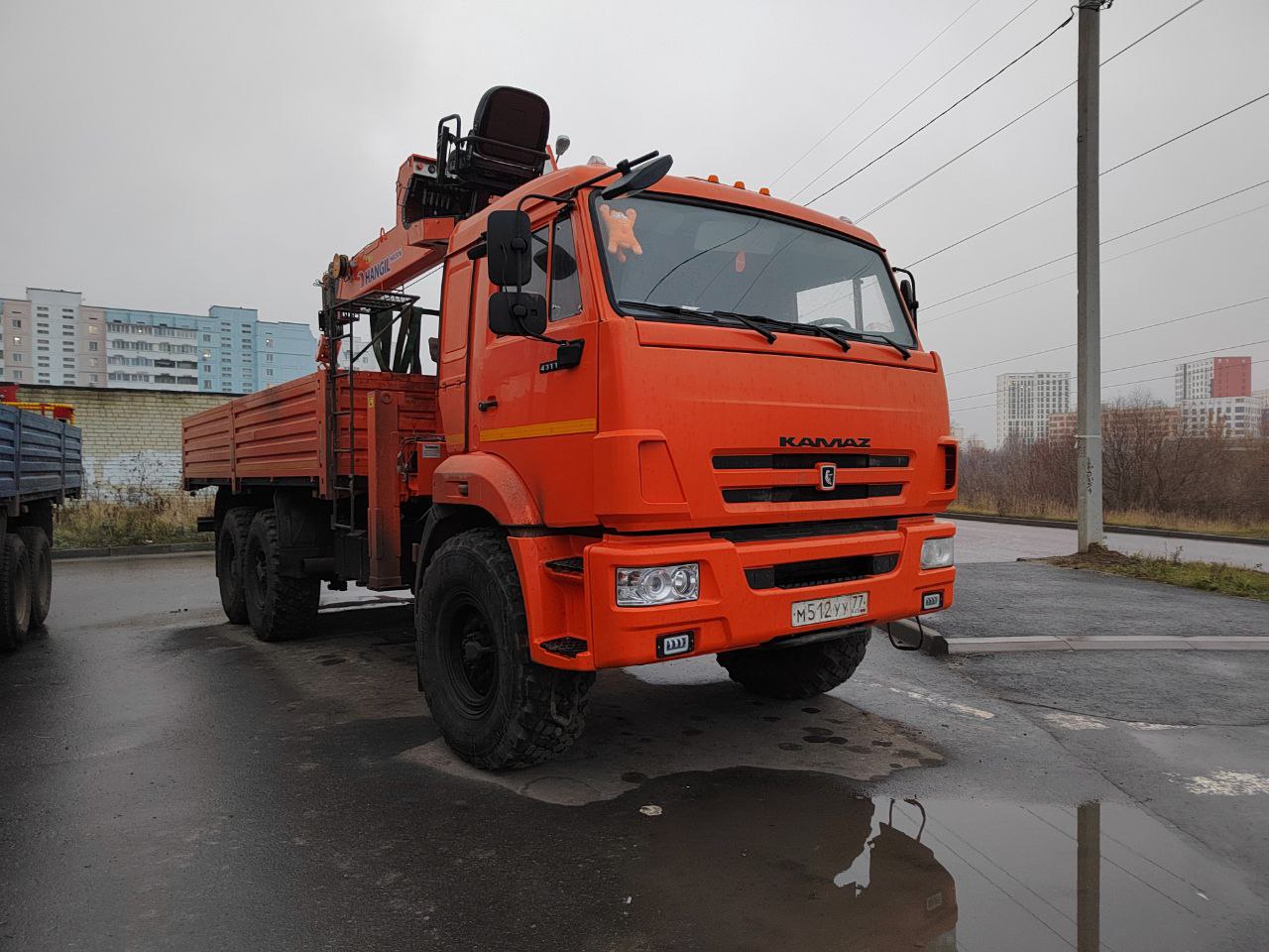 Большегрузы продолжают блокировать парковку на Антонова после обращения в ГИБДД