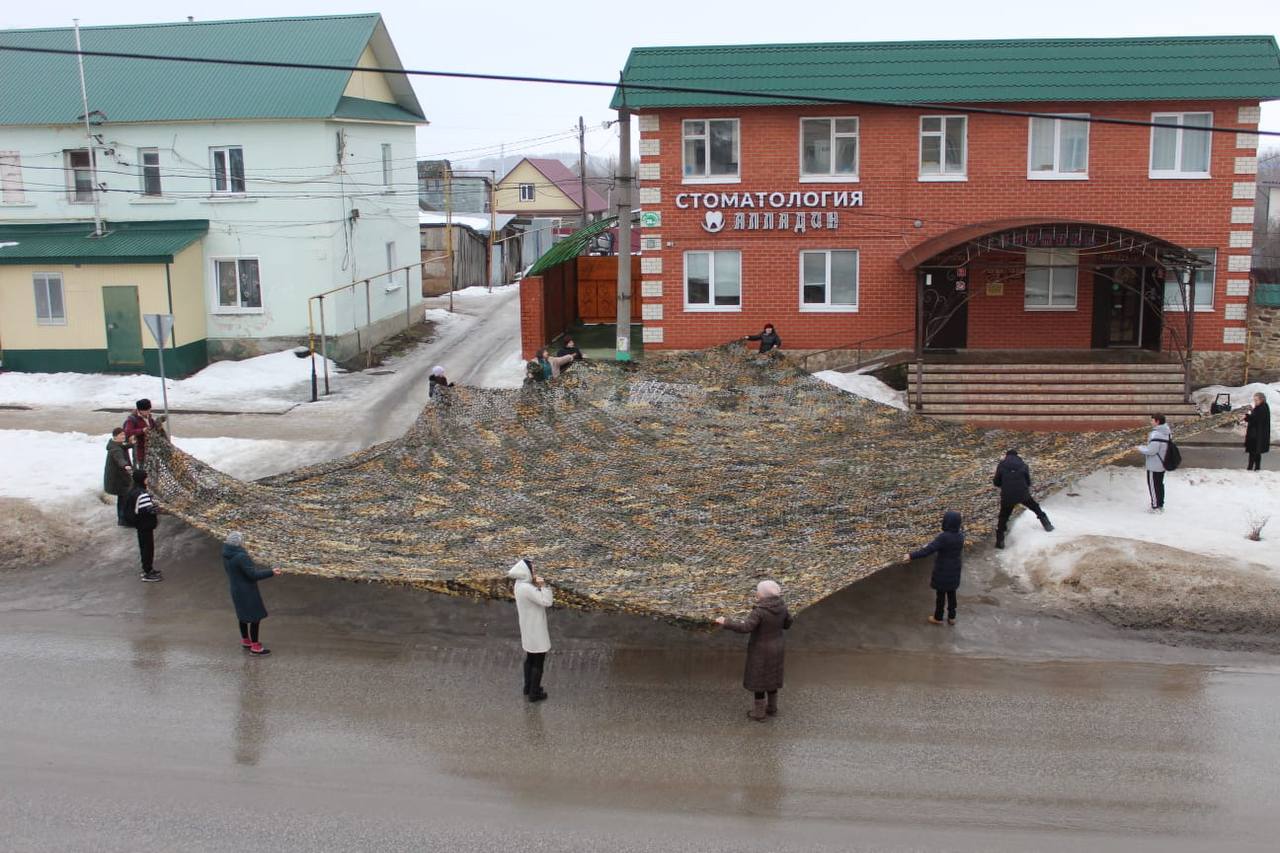 Активистки пензенского СЖР сплели гигантскую маскировочную сеть