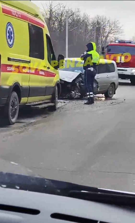 В Пензе на улице Измайлова раскурочило легковой автомобиль