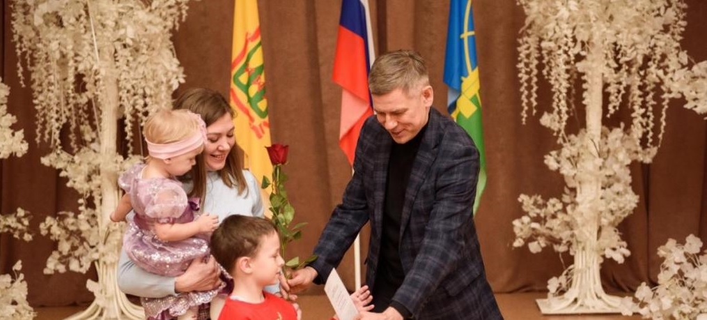 В Заречном 21 молодая семья получила сертификаты на жилье