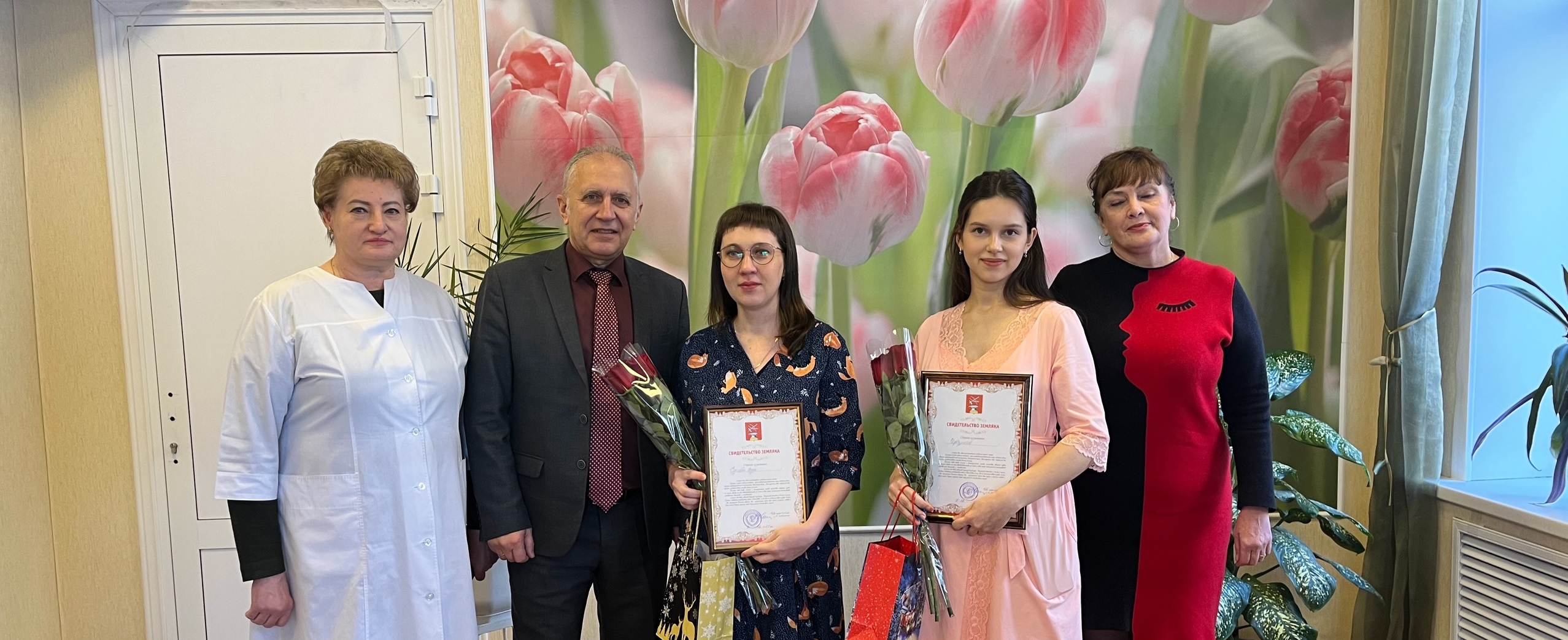 Глава Кузнецка вручил «Свидетельства земляка» мамам новорожденных