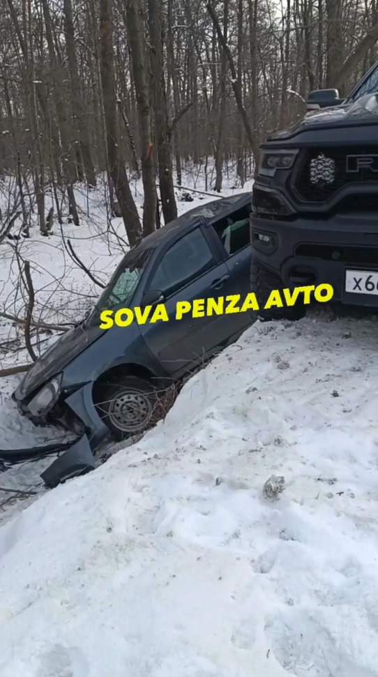 На ГПЗ столкнулись внедорожник и легковушка, обе машины в кювете