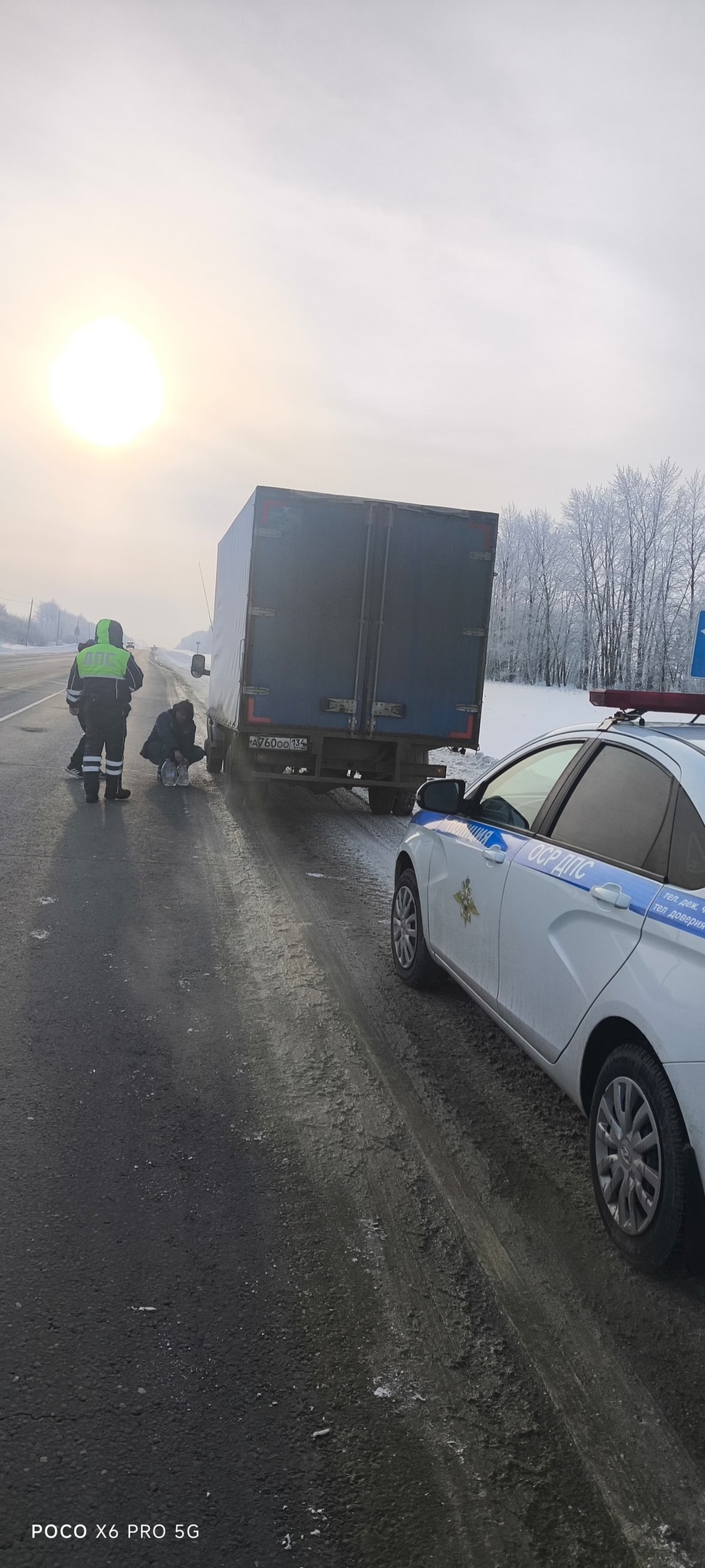Пензенские автоинспекторы спасли водителя из Смоленска, оставшегося без топлива