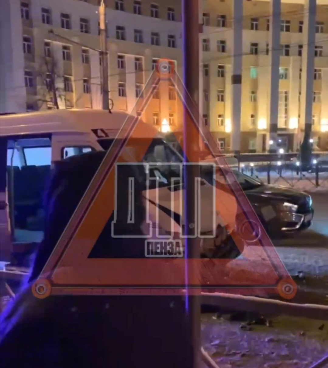 В центре Пензы столкнулись две маршрутки