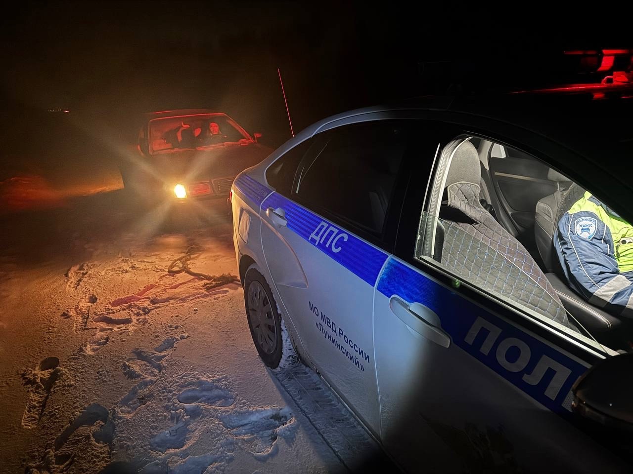 Автоинспекторы спасли замерзающего водителя на трассе в Лунинском районе