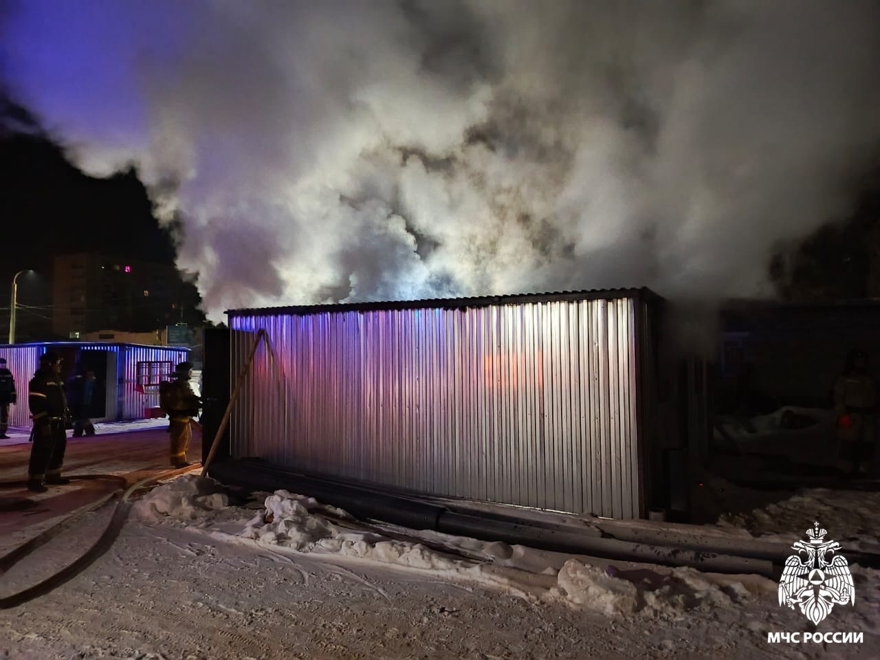 Пожар в Кузнецке: металлический контейнер выгорел дотла