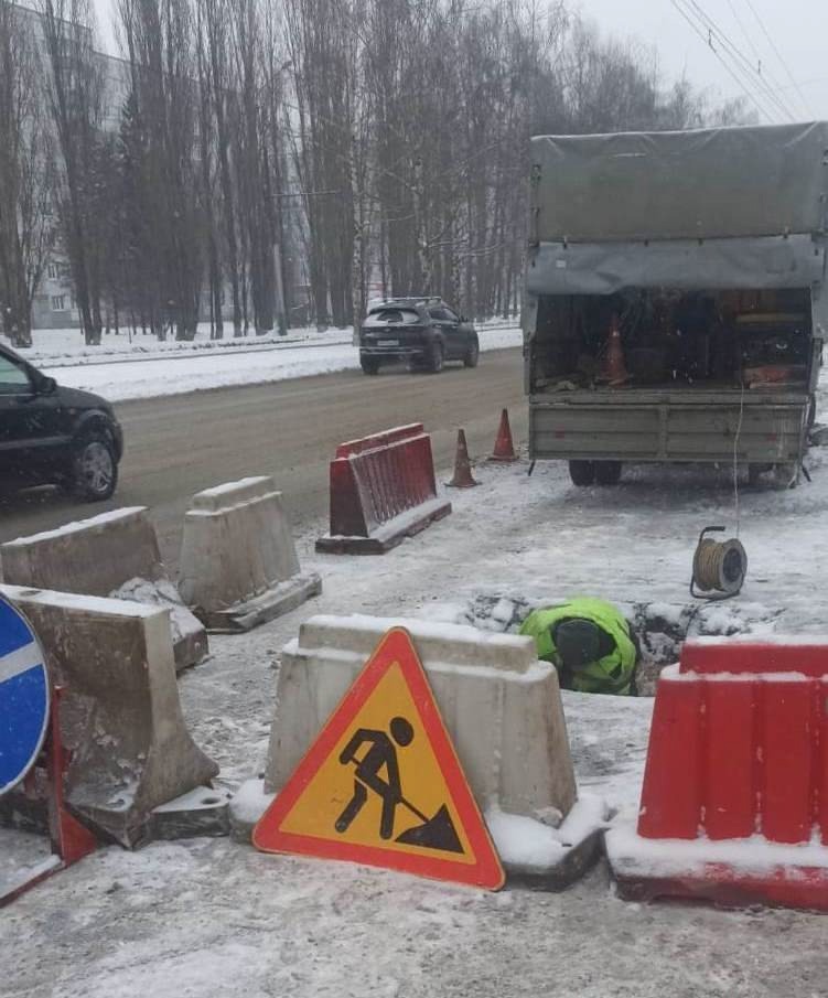 В Пензе на проспекте Строителей начали ремонт колодца