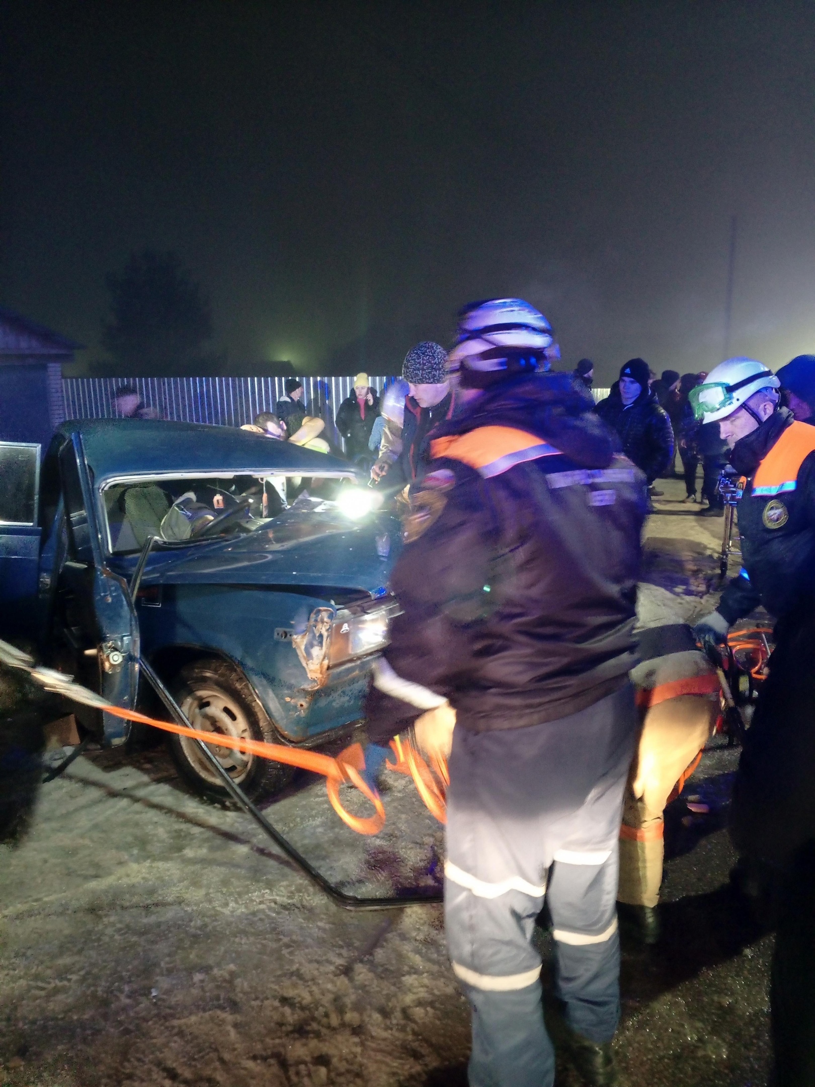 В Золотаревке спасатели срезали крышу машины и помогли водителю