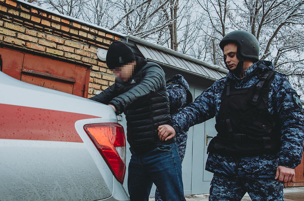 В центре Пензы неадекватный мужчина бросался на посетителей ресторана