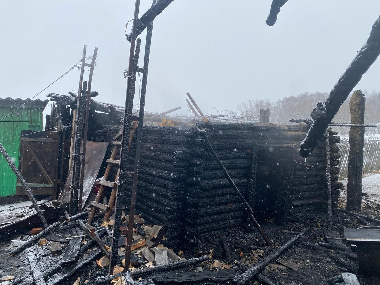 Следователи выясняют обстоятельства гибели мужчины в пожаре в Лунино