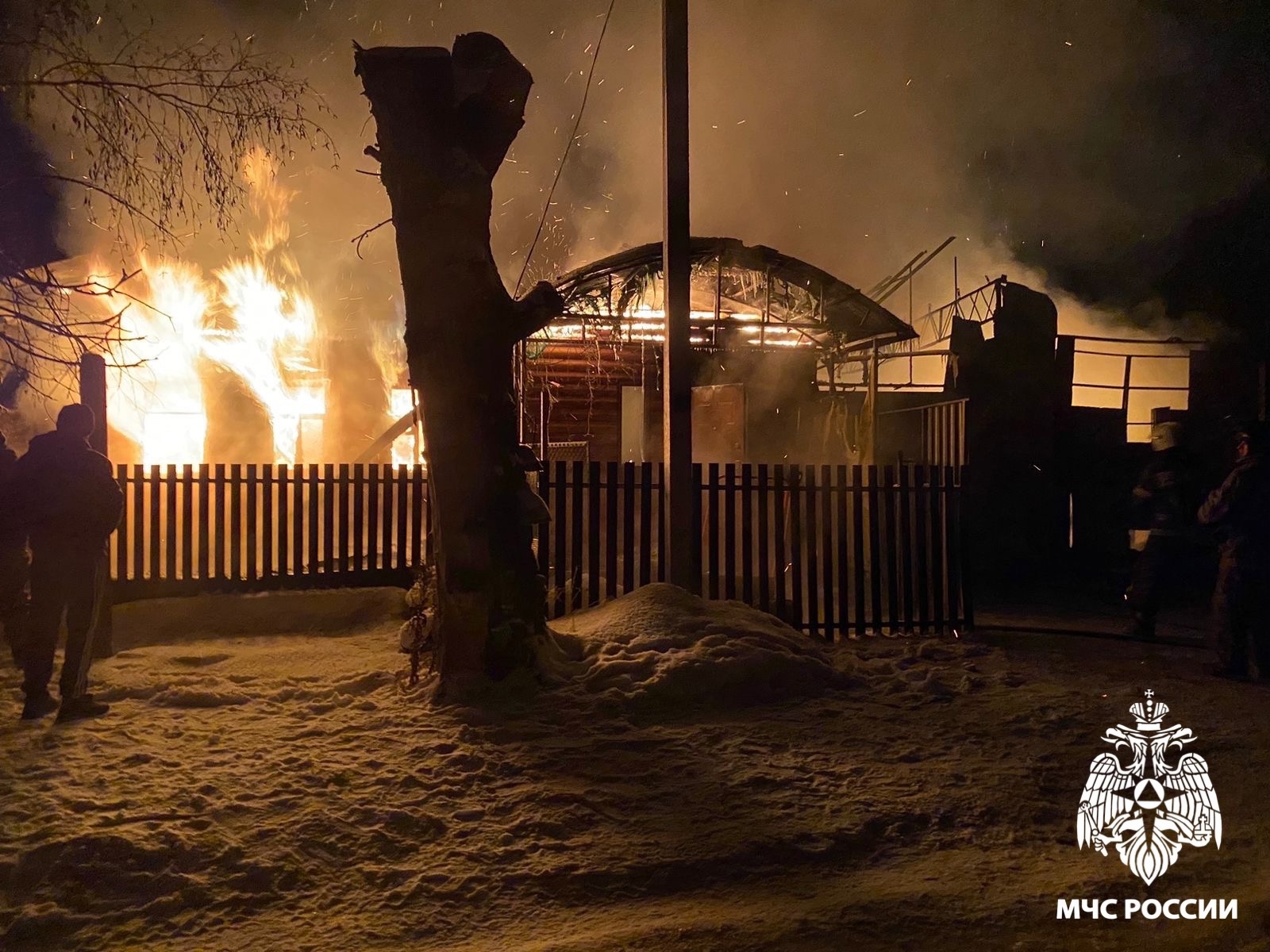 Ночной пожар в Кузнецком районе уничтожил дом и постройки