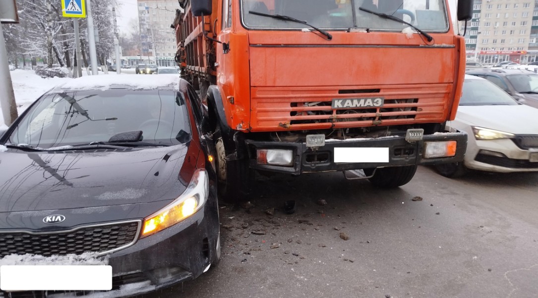 В Пензе при столкновении легковушки и грузовика пострадала женщина