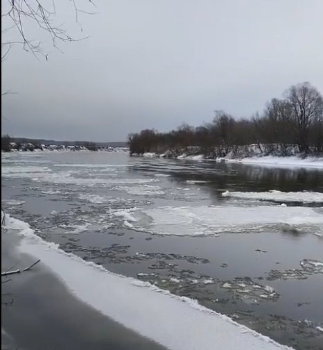Рыбаков удивил ранний ледоход на Суре