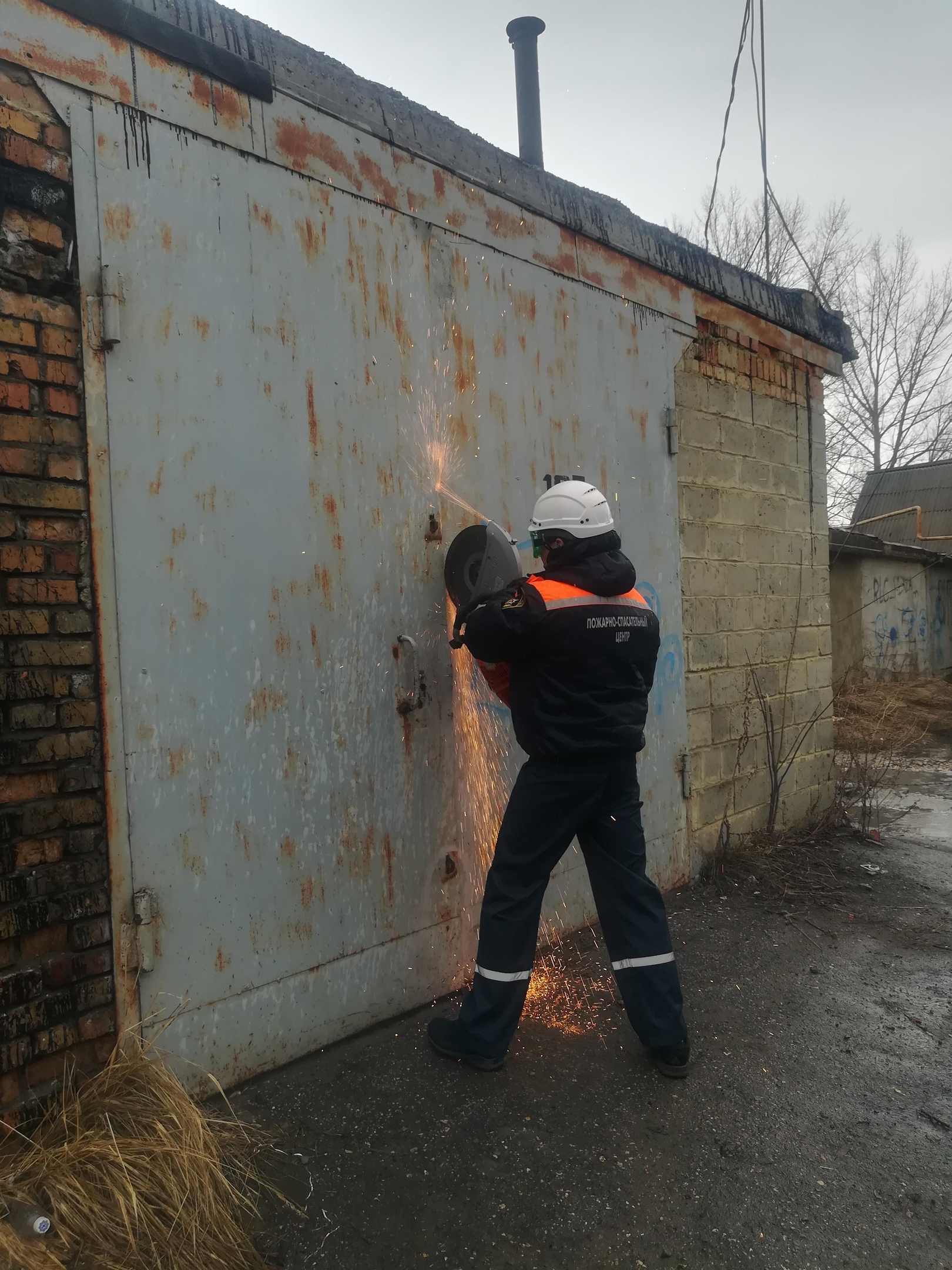 В Пензе спасатели обнаружили в запертом гараже тело мужчины