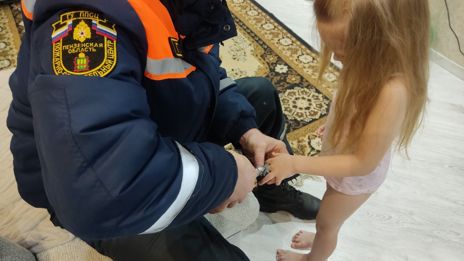 В Пензе спасатели сняли с пальца ребёнка застрявшую игрушку